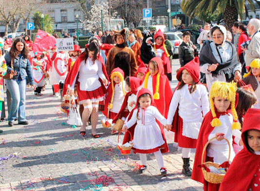 Foliões invadem a cidade