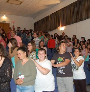 Colégio solidário com bombeiros