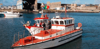 Embarcação de pesca em perigo no Osso da Baleia