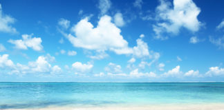 Município aluga chapéus-de-sol no Osso da Baleia