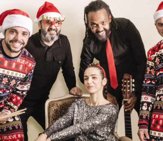 Cinco amigos juntam-se em palco para dar vida a músicas de Natal