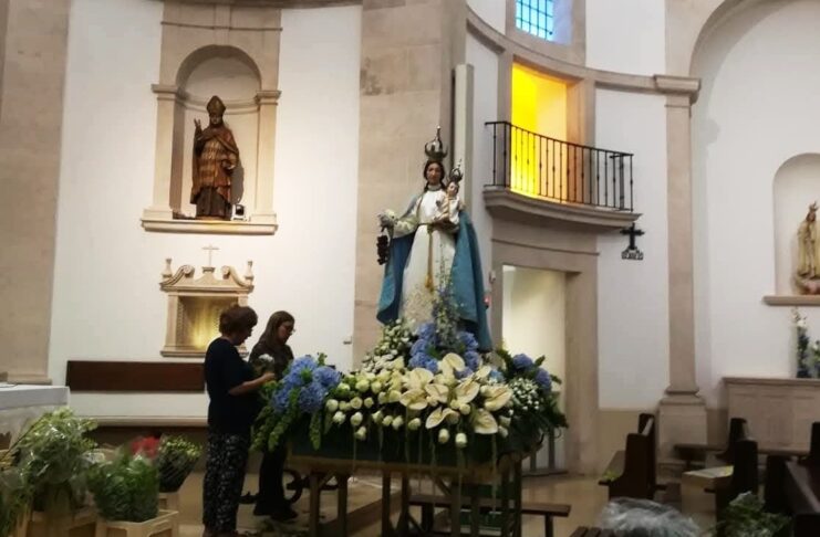 Uma noite inteira para pôr a Senhora do Cardal em flor
